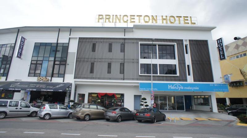 Hotel Zamburger Bukit Indah Джохор Бахру Екстериор снимка