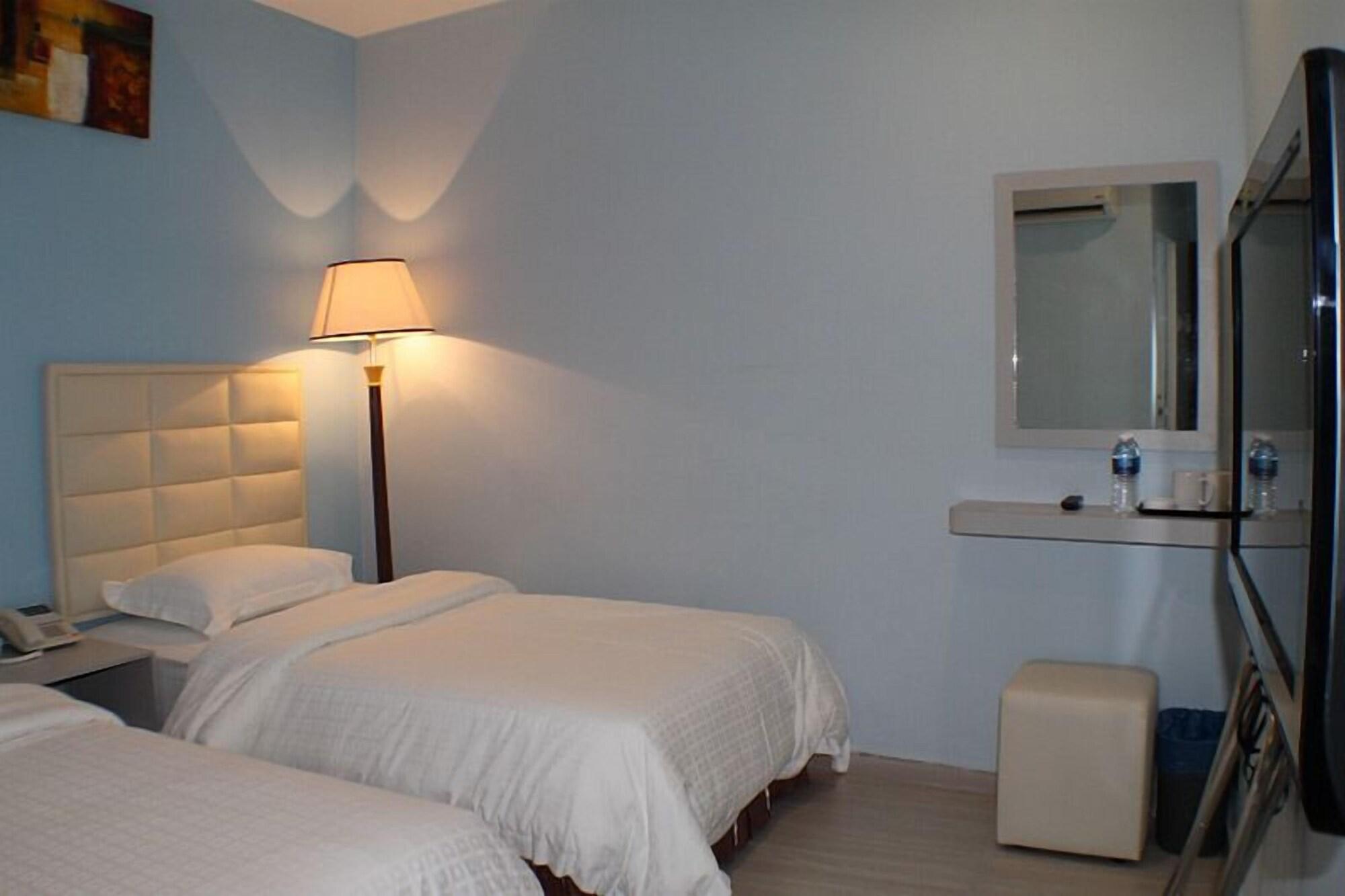 Hotel Zamburger Bukit Indah Джохор Бахру Екстериор снимка