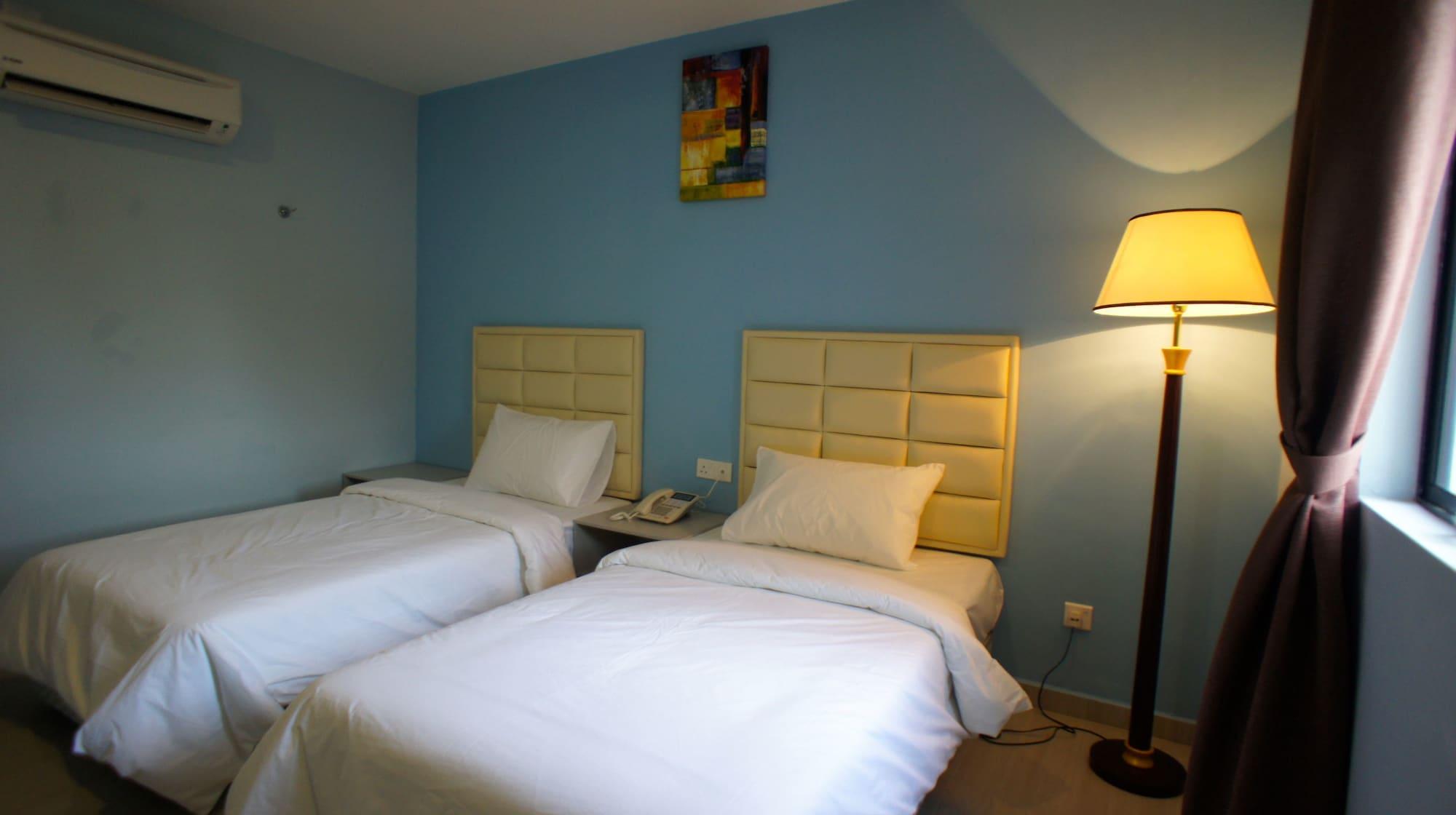 Hotel Zamburger Bukit Indah Джохор Бахру Екстериор снимка