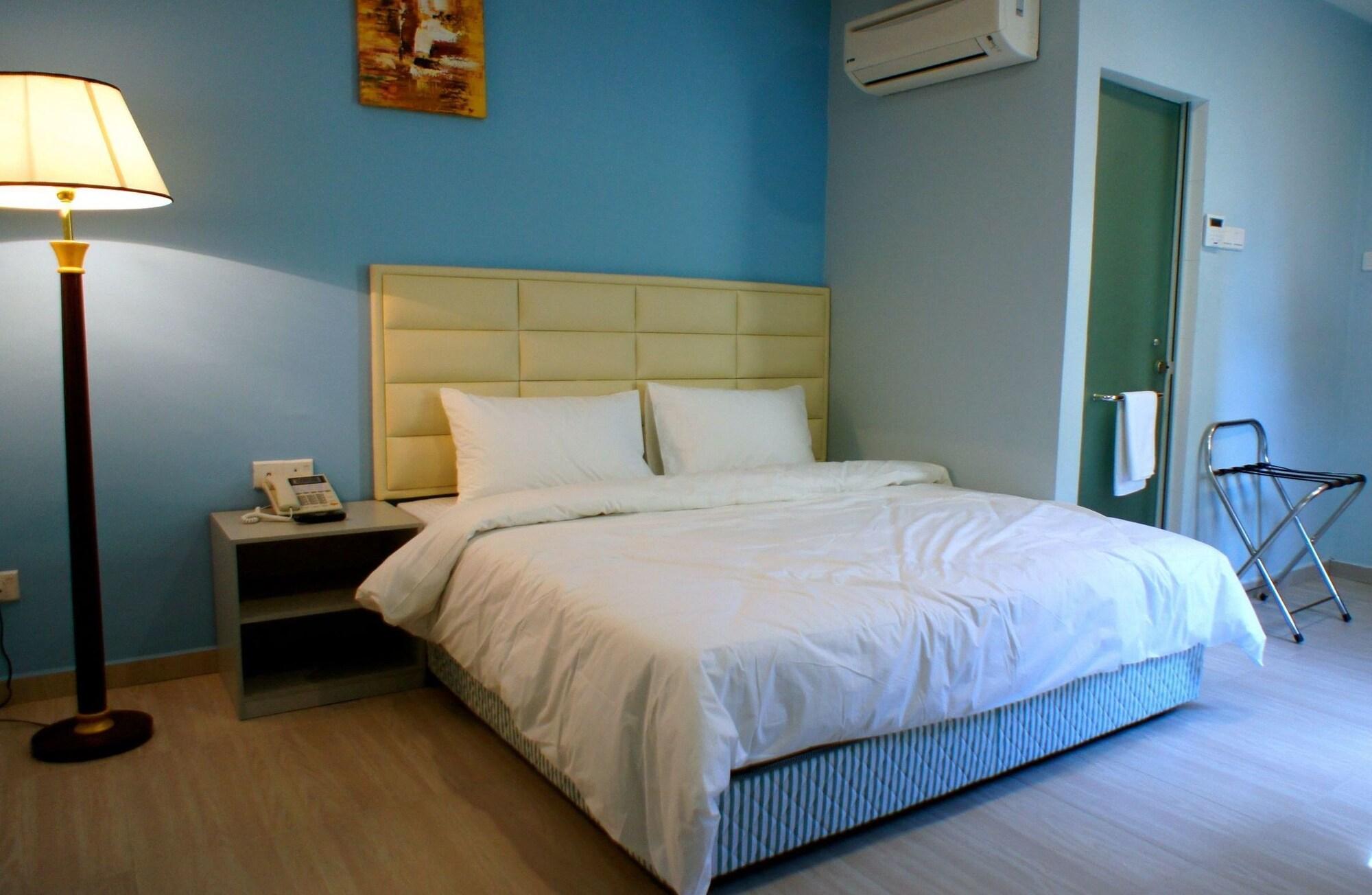 Hotel Zamburger Bukit Indah Джохор Бахру Екстериор снимка