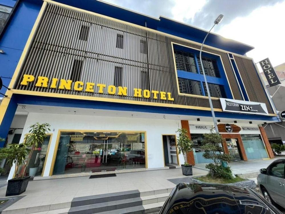 Hotel Zamburger Bukit Indah Джохор Бахру Екстериор снимка