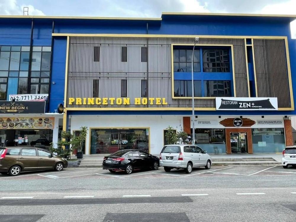Hotel Zamburger Bukit Indah Джохор Бахру Екстериор снимка