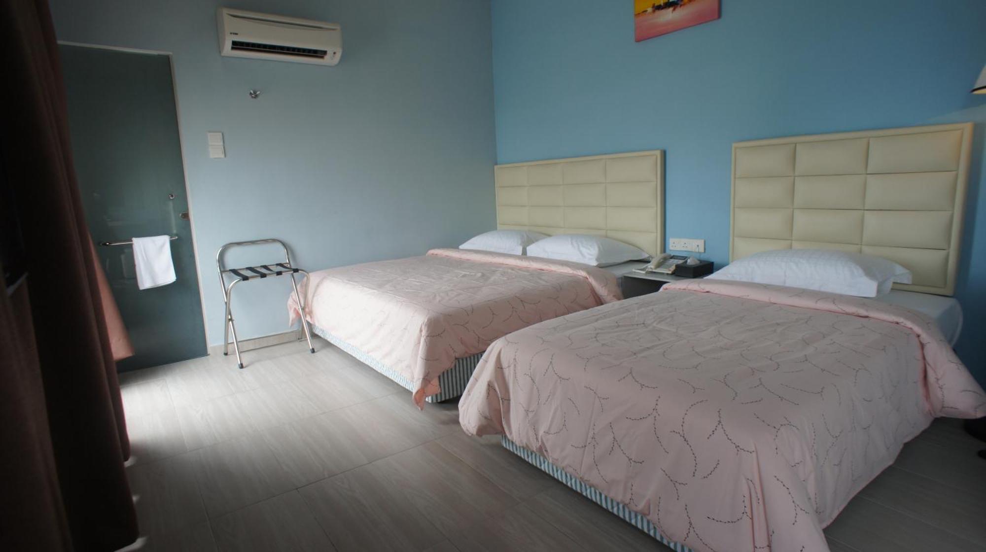 Hotel Zamburger Bukit Indah Джохор Бахру Екстериор снимка