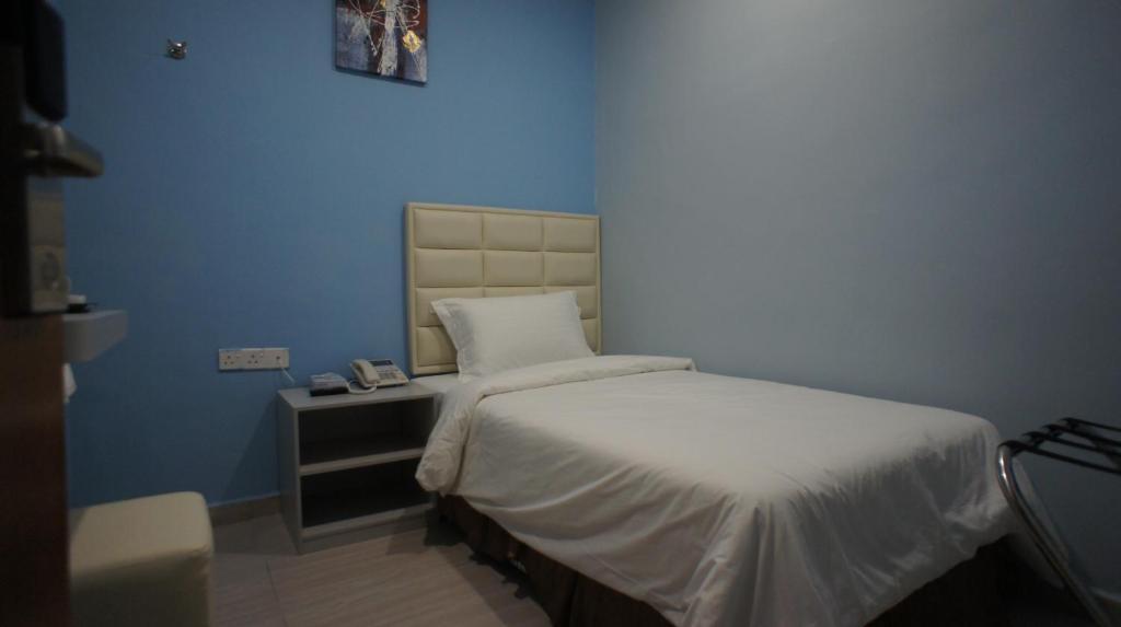 Hotel Zamburger Bukit Indah Джохор Бахру Екстериор снимка