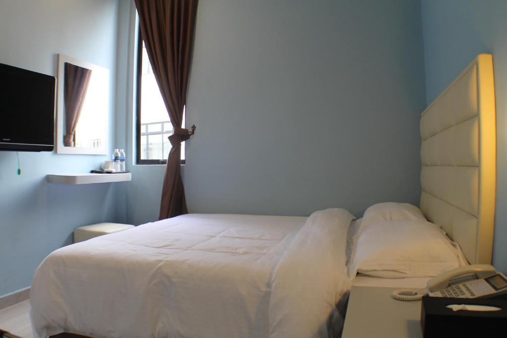 Hotel Zamburger Bukit Indah Джохор Бахру Екстериор снимка