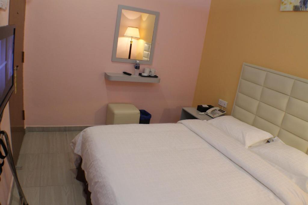Hotel Zamburger Bukit Indah Джохор Бахру Екстериор снимка