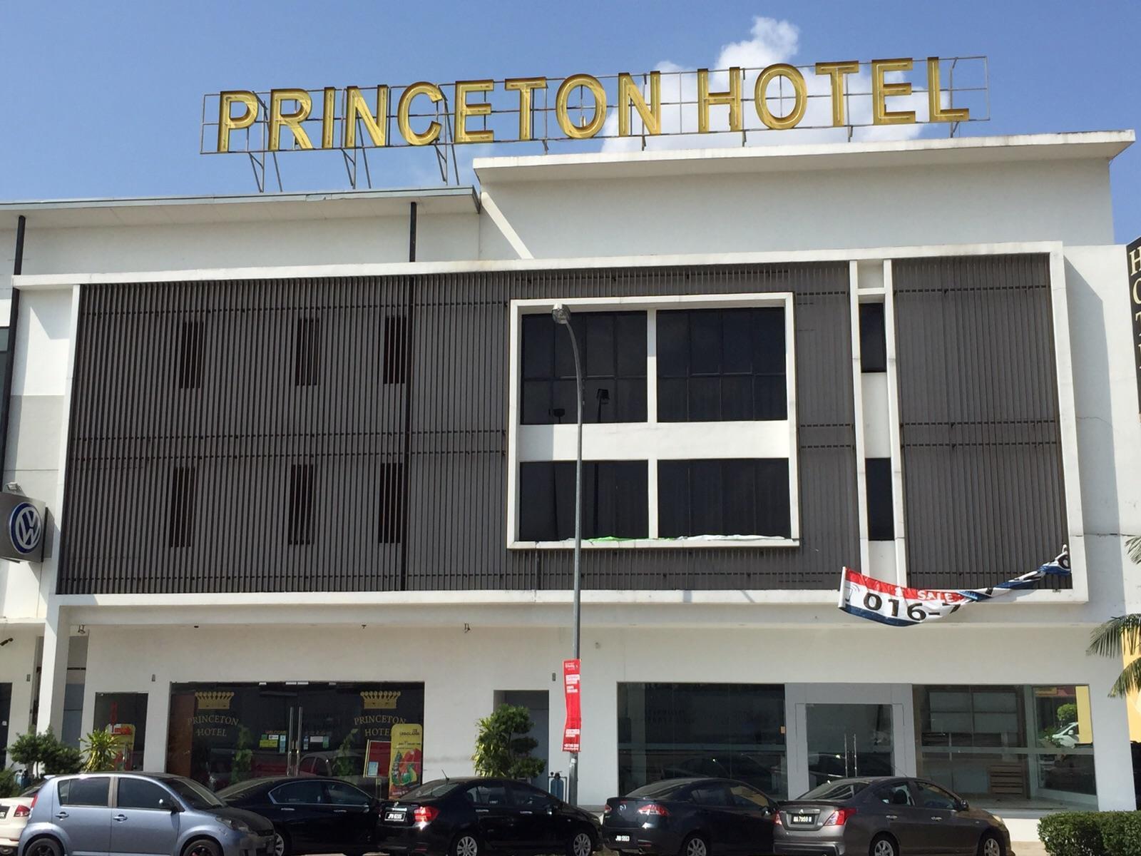 Hotel Zamburger Bukit Indah Джохор Бахру Екстериор снимка