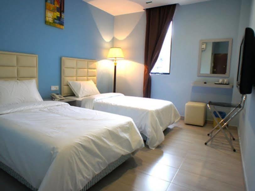 Hotel Zamburger Bukit Indah Джохор Бахру Екстериор снимка